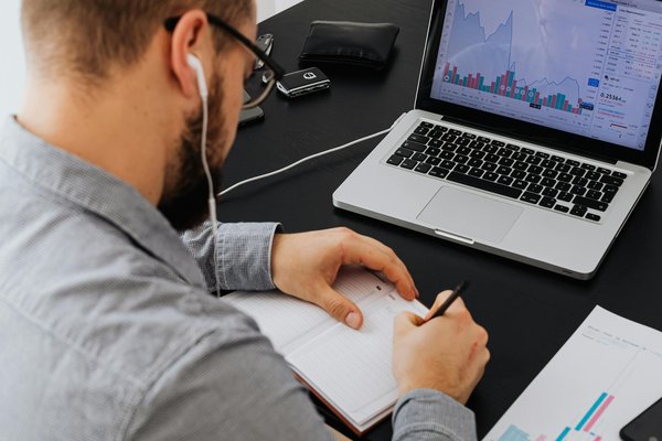 Comment les technologies de réalité augmentée peuvent-elles être utilisées dans la maintenance automobile ?